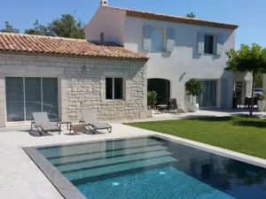 Nuances de bleu constructeur piscine béton à Nîmes