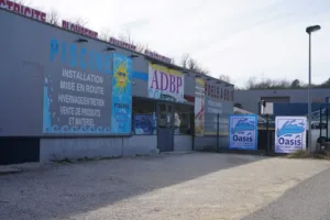 MAGASIN FERME à Banne