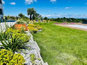 LA BELLE SAISON – Paysagiste Pau – Entretien de jardin – Terrasses – Cocktail Piscine à Nousty
