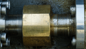 La corrosion galvanique représente un défi majeur lorsqu’il s’agit d’assembler des pièces métalliques différentes, notamment entre brides en laiton et raccords en acier inoxydable. En présence d’un électrolyte, généralement de l’eau ou de l’humidité ambiante, ce phénomène peut conduire à […]