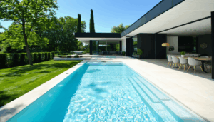 En France, second pays mondial pour la construction de piscines, ce phénomène illustre une tendance profonde dans l’immobilier : le bassin privé ne se limite plus à un symbole de luxe, mais devient un véritable levier de valorisation. Les aspirants […]