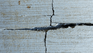 Les fissures actives dans les structures en béton représentent un défi de taille pour les professionnels du bâtiment en 2025. Ces défauts, souvent causés par des mouvements de terrain, des variations climatiques ou des pressions hydrauliques, peuvent compromettre durablement l’intégrité […]