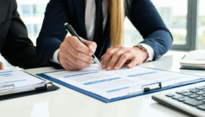 Dans le monde professionnel, assurer le bon fonctionnement des équipements, systèmes et services est crucial pour la pérennité et la performance de l’entreprise. Le contrat d’entretien annuel se présente alors comme un outil essentiel pour formaliser cet engagement entre un […]